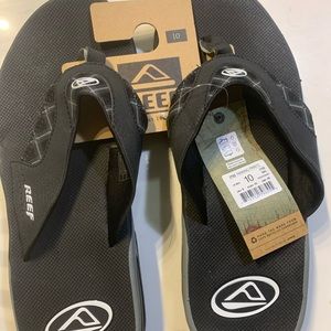 Mens size 10 black reef flip flops